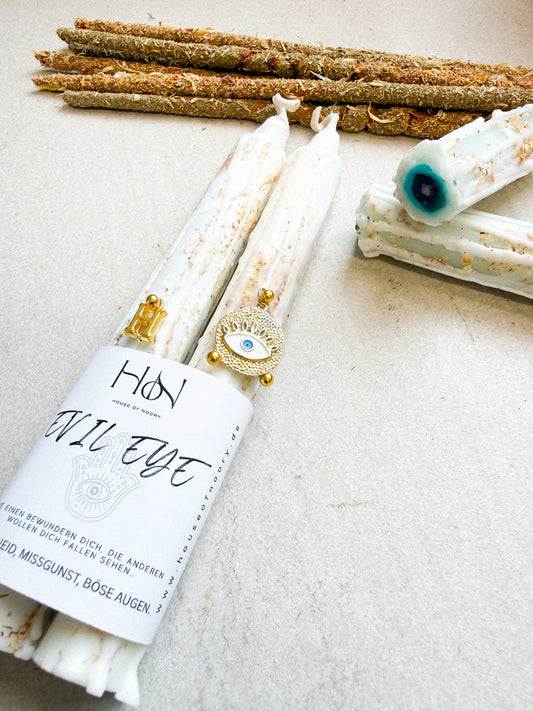 Weiße Evil Eye Ritualkerzen mit Nazar-Anhänger und Etikett